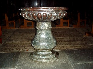 B�nitier en marbre de Campan